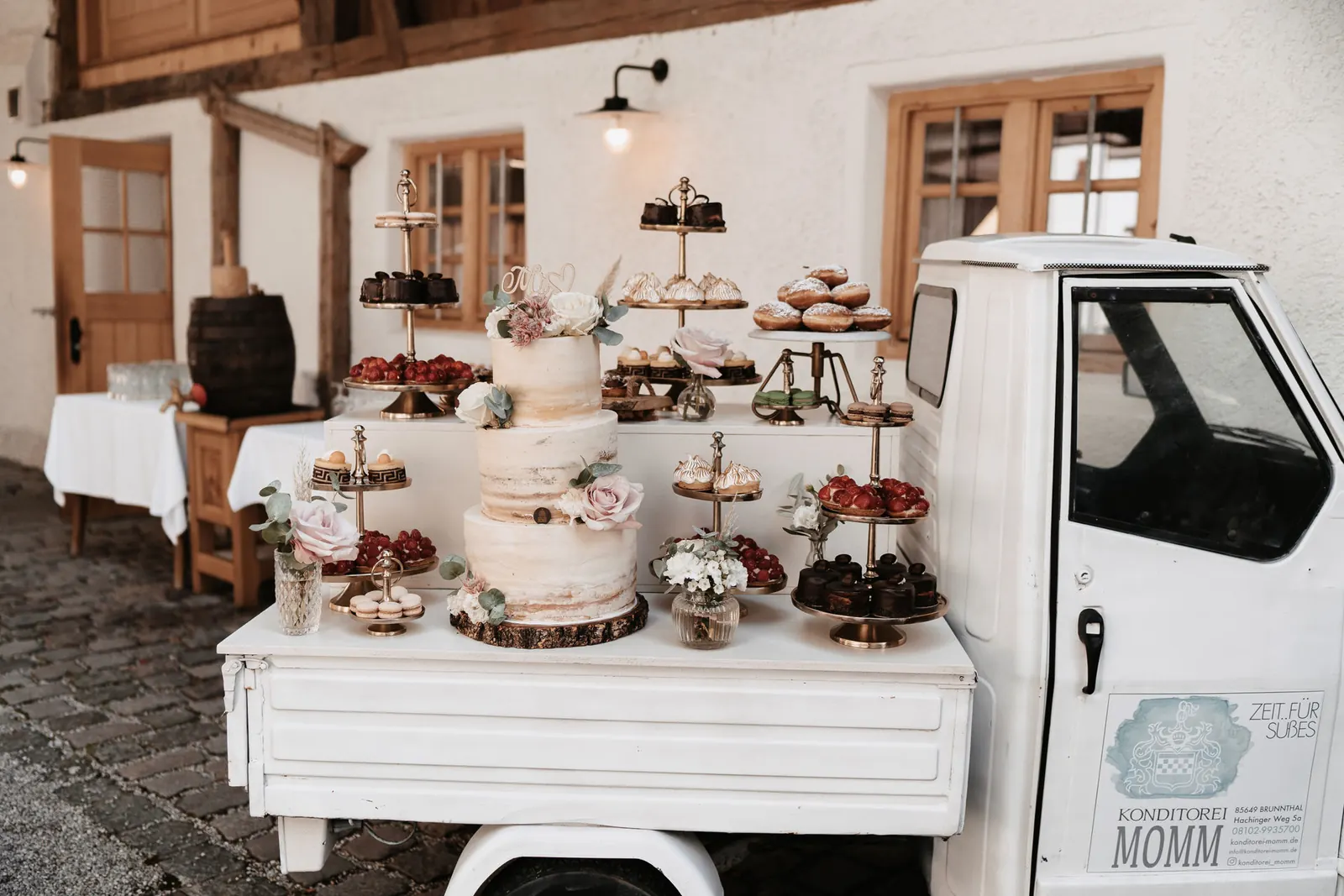 Naked Cake und Sweet Table der Konditorei Momm auf einer weißen Ape im Hof
