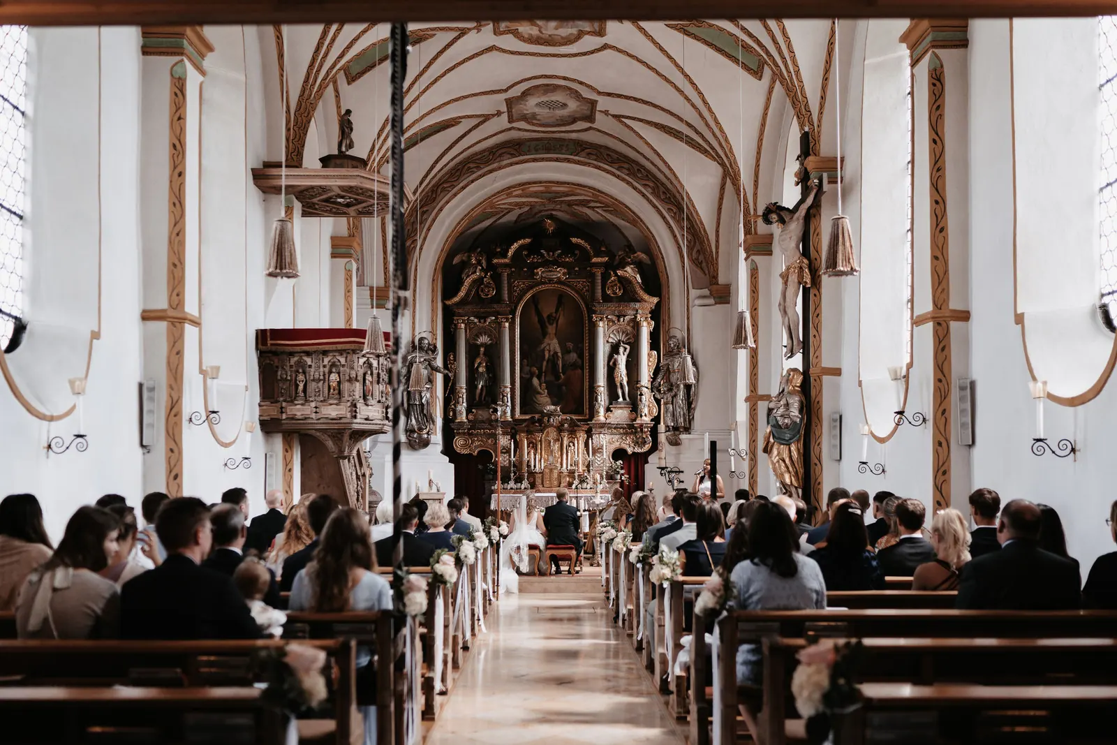 Kirchliche Trauung in St. Andreas Aying, Blick durch den Mittelgang zum Barockaltar