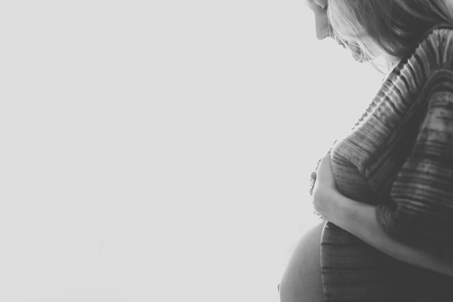 schwangerschaftsshooting babybauchshooting babybauch fotos fotograf hochzeit münchen günstig nach hause