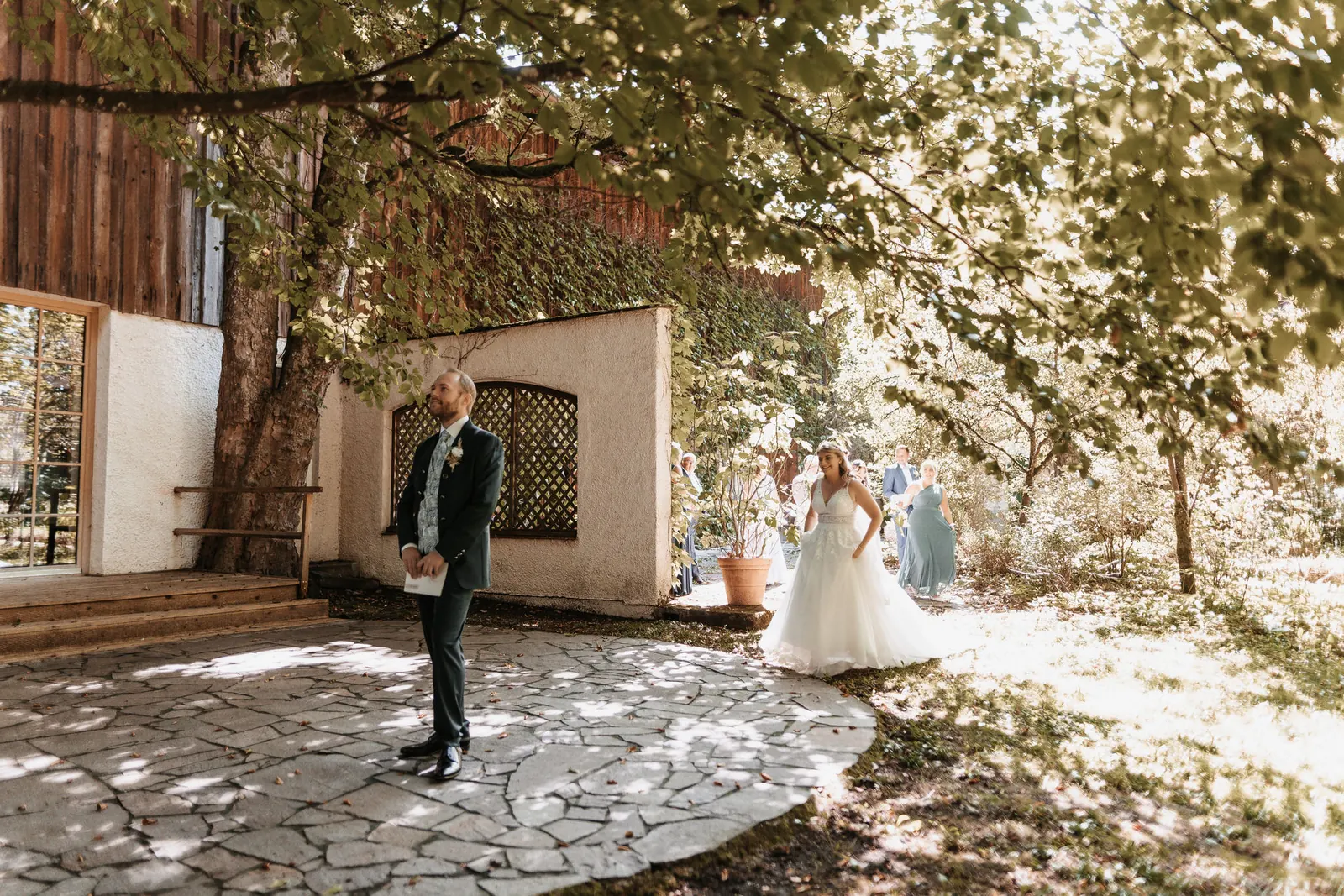 Braut geht beim First Look im Garten des Brauereigasthofs auf den Bräutigam zu