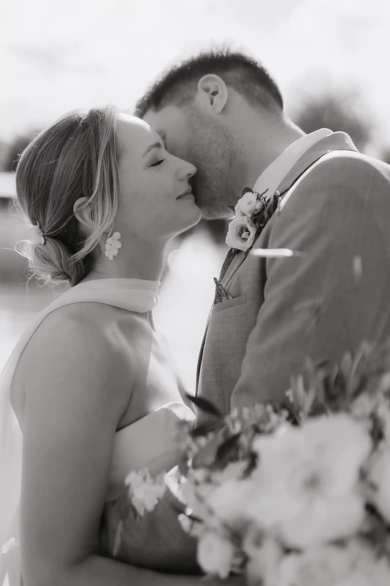 hochzeitsfotograf münchen brautpaar kuss schwarz weiss ammersee