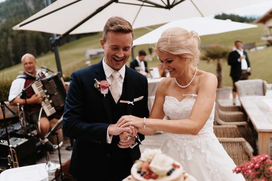 hochzeitstorte anschneiden